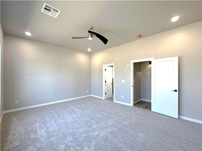 Building Photo - 3 Bed 2 Bath 2 Car in Twin Silos Addition Edmond, OK