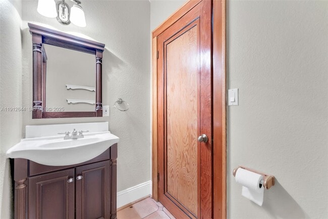 Building Photo - 1514 Capri St