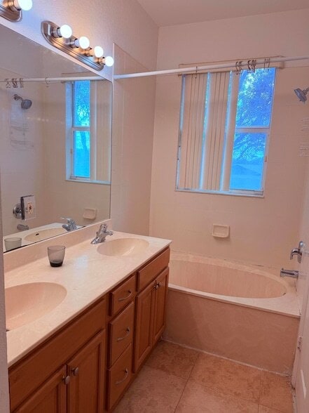 Building Photo - 779 Pipers Cay Dr