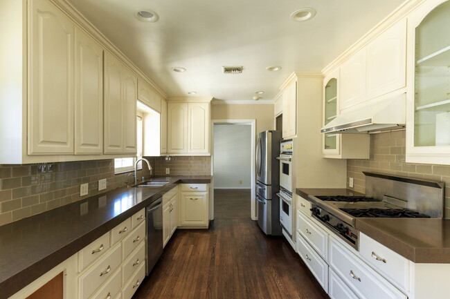 Kitchen - 14332 Greenleaf St