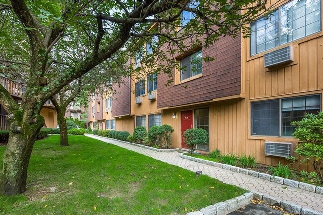 Building Photo - 197 Bridge St