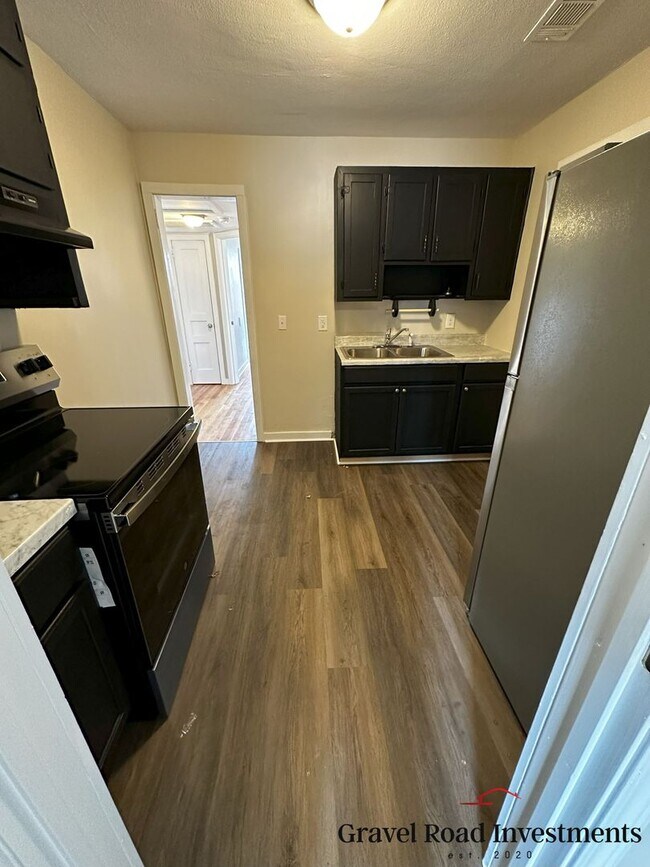 Building Photo - For Rent: Newly Remodeled 3 Bedroom / 1 Bath Home
