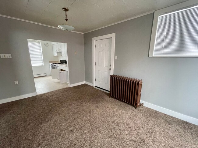 Building Photo - Coraopolis - 2 Bed 2 Bath - Immaculately M...