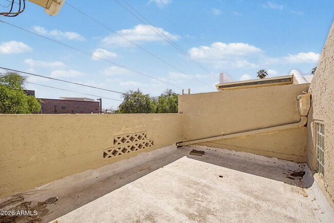 Building Photo - 2225 E Catalina Dr