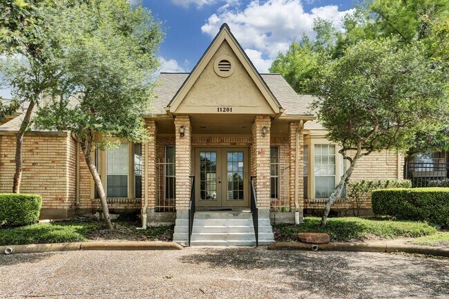 Building Photo - 11201 Lynbrook Dr