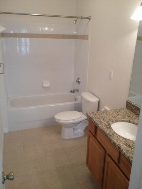 Building Photo - Quiet neighborhood close to Royal Park Plaza, theaters, shopping, restaurants, and UF