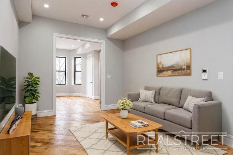 Building Photo - Stunning 3 BED 2 Bath Floor-Thru in Bed Stuy