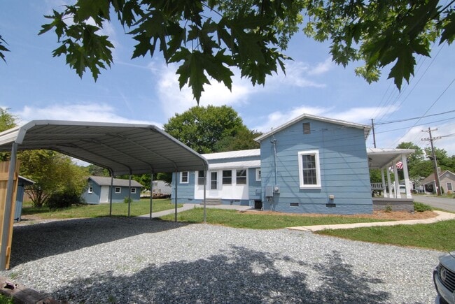 Building Photo - APPLICATIONS PENDING! Charming blue renova...