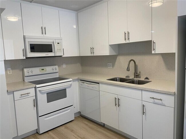Building Photo - 235 Lakeview Dr