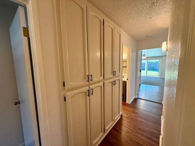 Building Photo - Single story home in established neighborhood!