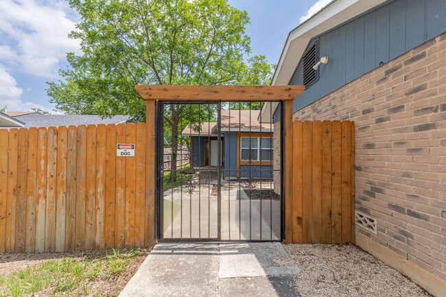 Building Photo - 1366 Bayou Dr