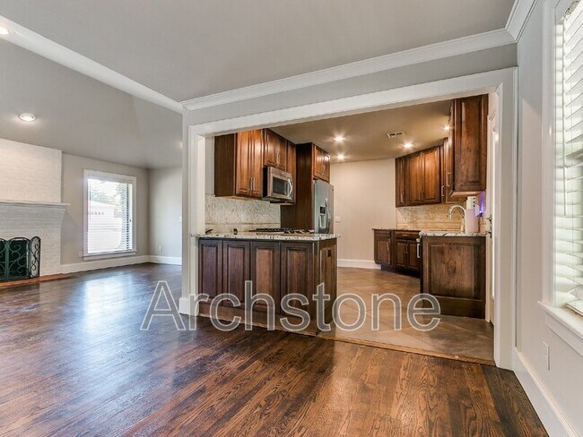 Building Photo - 9631 Stratford Dr