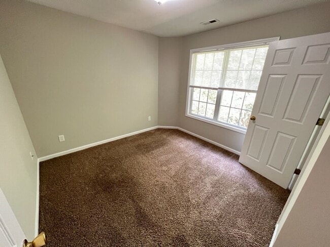 Building Photo - Desirable 3 Bedroom Raleigh Townhouse