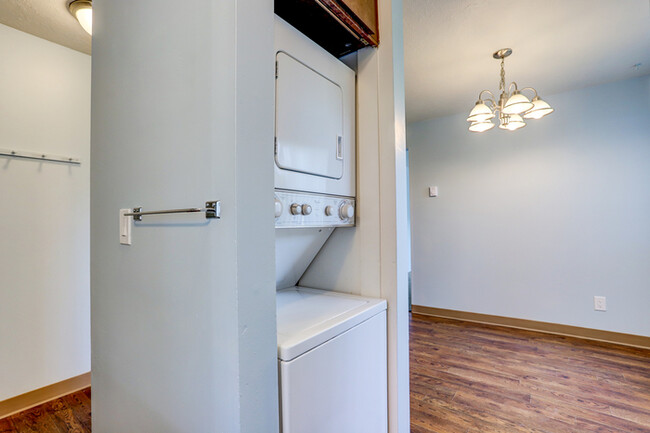 Building Photo - Perfect 2 Bedroom 1 Bath w/ Washer & Dryer...