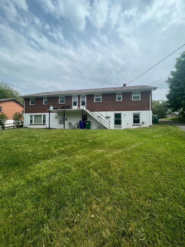 Building Photo - 902 Palmer Dr