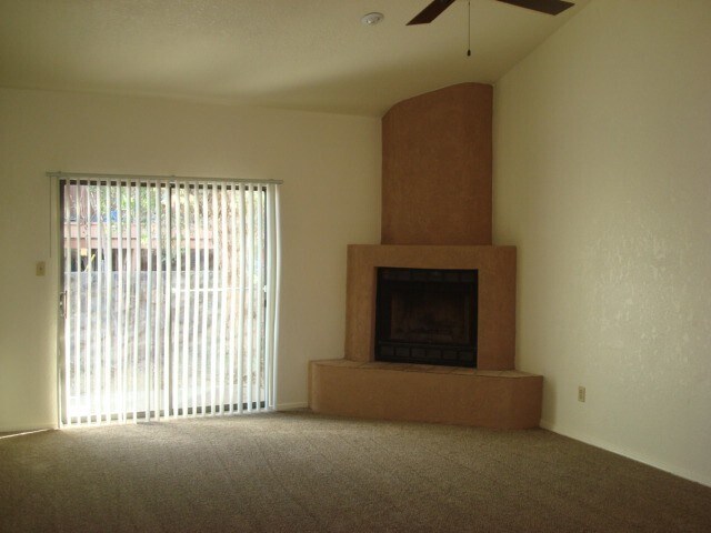 Building Photo - Cute Townhouse in Excellent Location