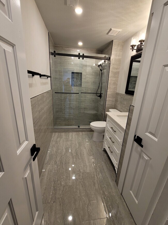 Building Photo - 303 Edgewood Cv
