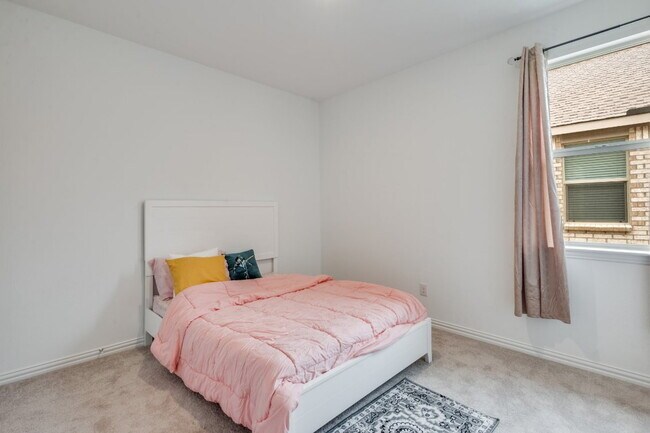 Building Photo - Beautiful 4BR/2BA Home with Open Floor Plan