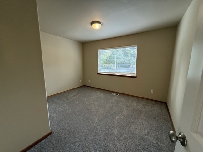 Building Photo - Spacious 5BD/3BTH Everett Home for Lease N...