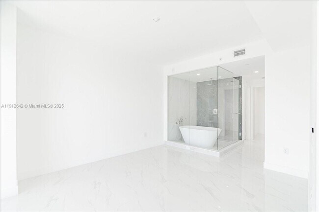 Building Photo - 700 NE 24th St