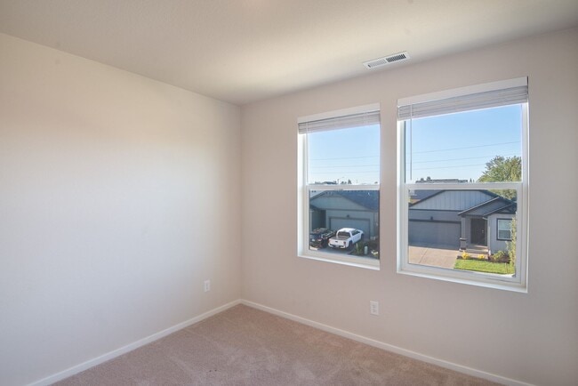 Building Photo - Beautiful newer construction 4 bed, 2.5 ba...