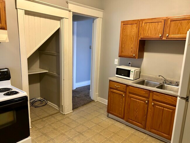 Building Photo - 123 E Burnett Ave