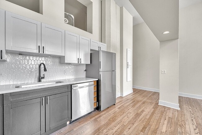 Building Photo - $1,550.00, 1 bed1 bath Updated Condo located in the heart of Denver