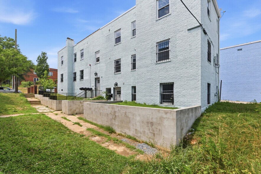 Building Photo - 4230 6th St SE