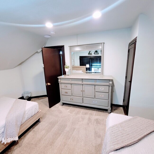 Building Photo - 623 E 100 S