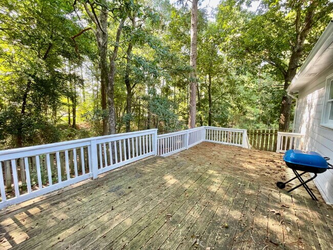 Building Photo - 3 Bed, 2 Bath Nest In Fayetteville