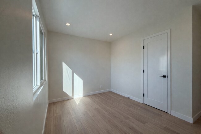 Building Photo - 4601 Almayo Ave