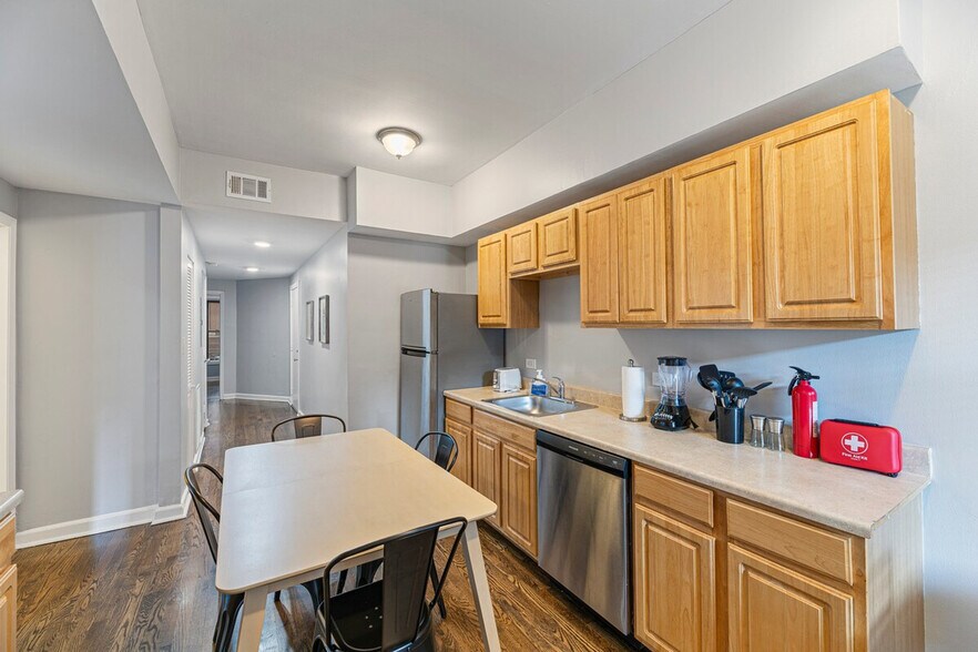 Building Photo - 907 W Agatite Ave