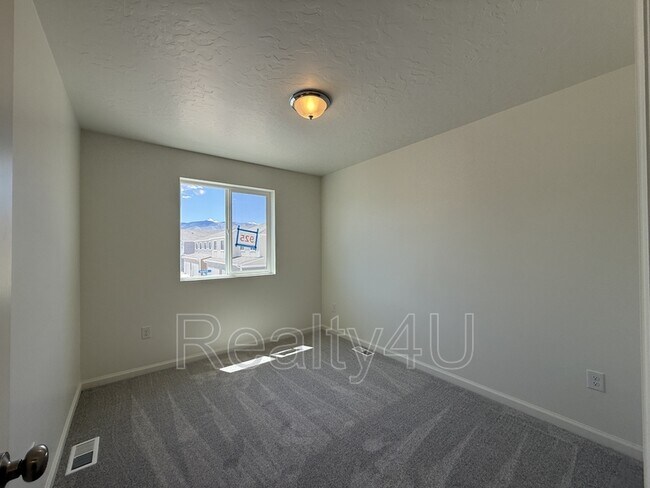 Building Photo - 203 E Arcade Dr