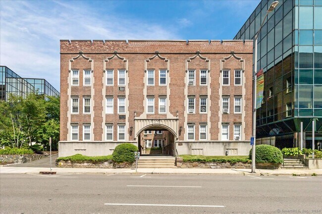 Primary Photo - 639 Summer St
