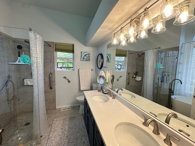Building Photo - 3 Bedroom 3 Bath - Arapahoe Ridge Erie!