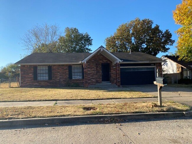 Building Photo - 4 Bed, 2 Bath Corner Lot in Broken Arrow!