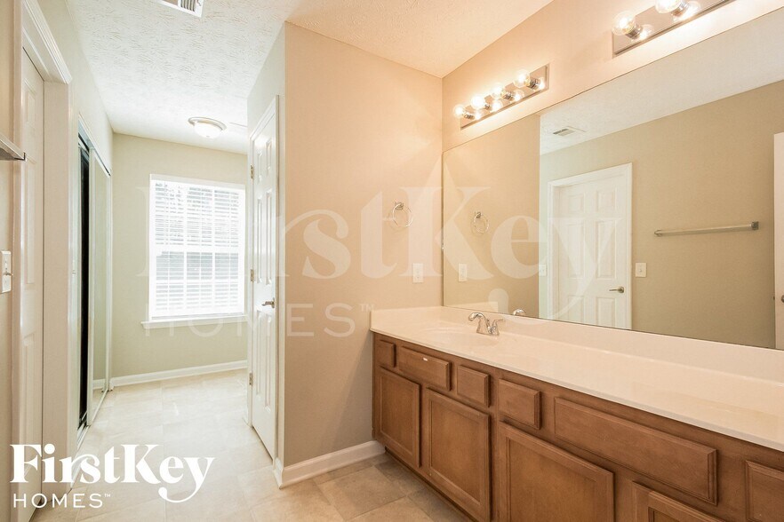 Building Photo - 3545 Bridgeshaw Dr