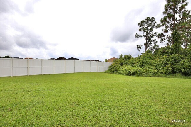 Building Photo - Gorgeous 4/2.5 Home with a 2 Car Garage Lo...