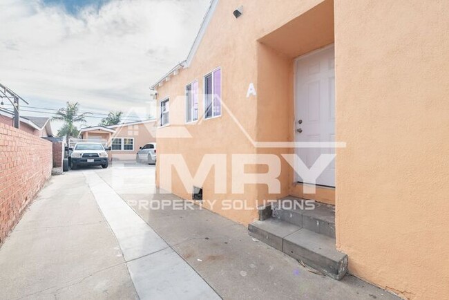 Building Photo - MOVE IN READY 2 BEDROOM 1 BATHROOM HOME IN LYNWOOD CA 90262