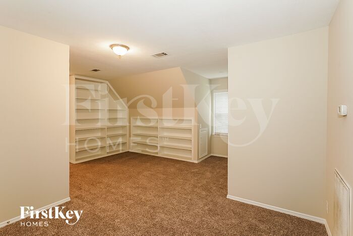 Building Photo - 105 Sugar Maple S