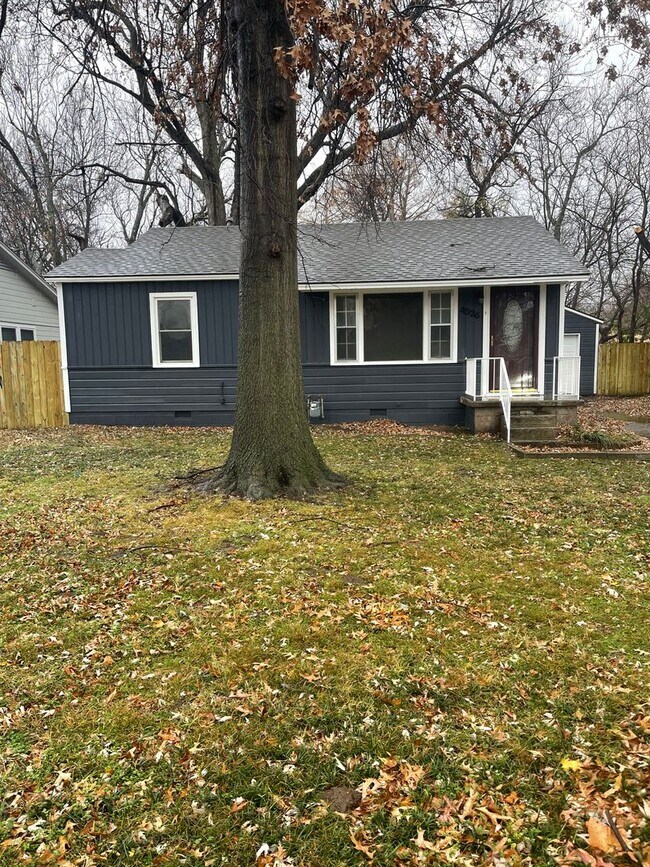 Building Photo - Fully Updated Home Just A Short Distance T...