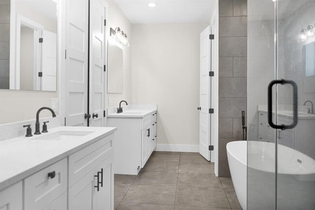 Building Photo - 257 Bentwood Dr
