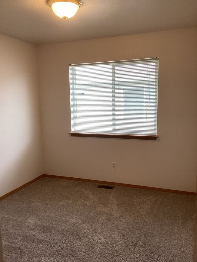 Building Photo - 1102 S Aspen Pl