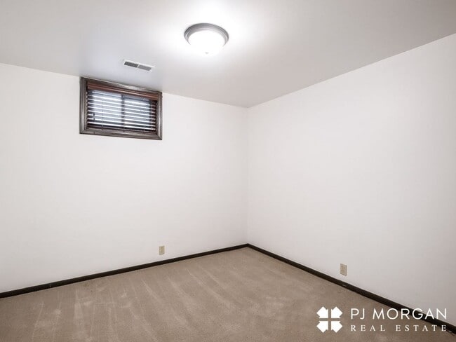 Building Photo - 3 Bed 3 Bath Duplex - Available now
