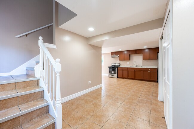 Building Photo - 7 Cardinal Ln