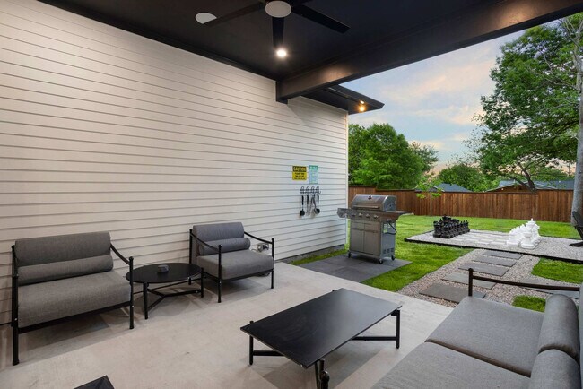 Building Photo - 8922 San Benito Way