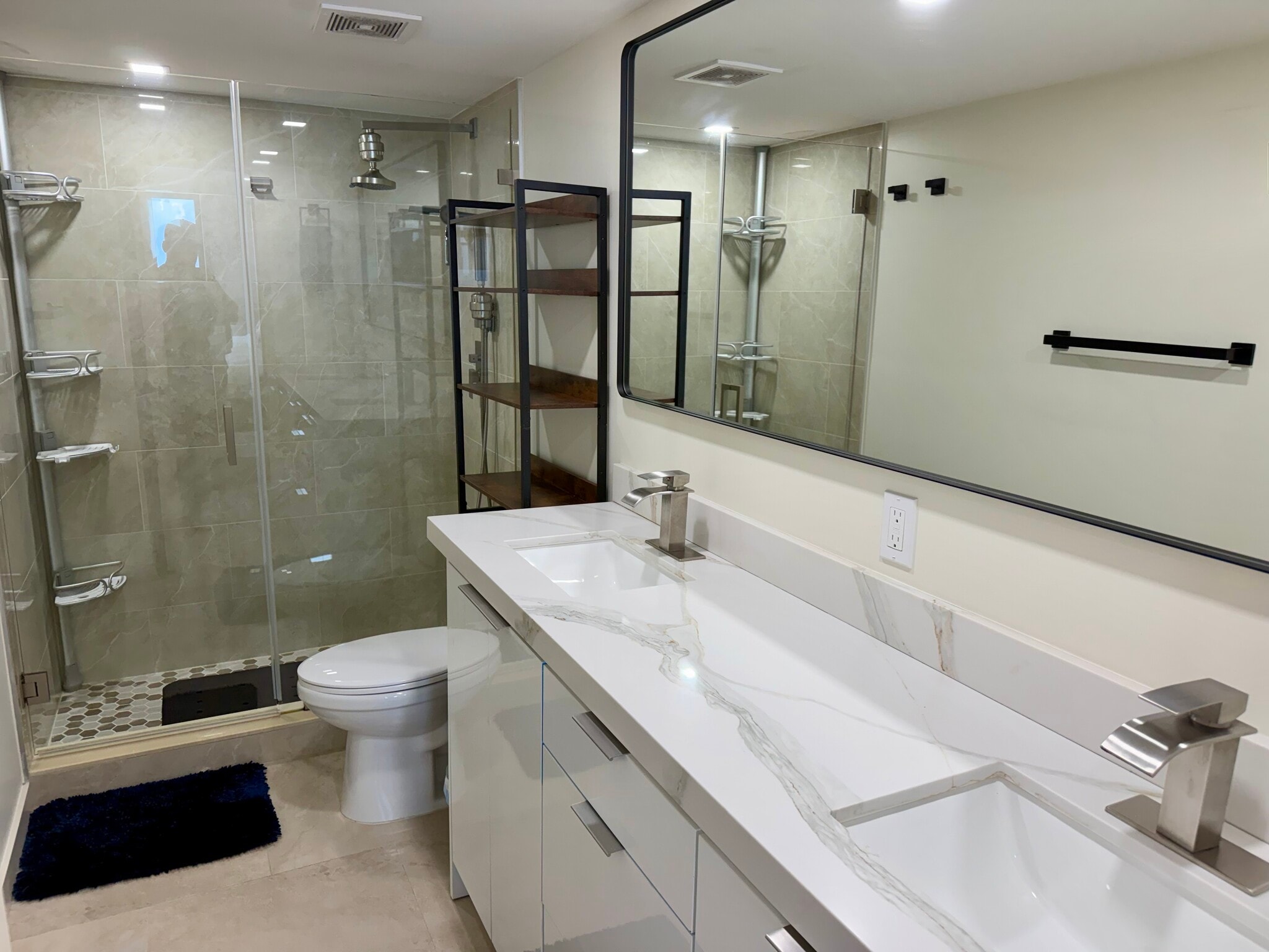 Primary Bathroom - Soaking Bathtub - 5555 Collins Ave