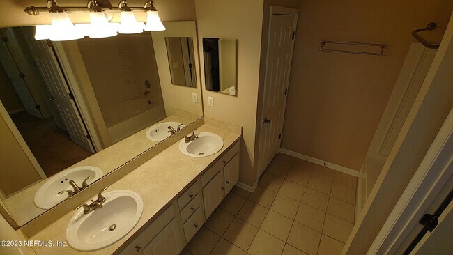 Building Photo - 5956 Pavilion Dr