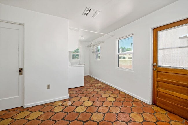 Building Photo - PRE-LEASE for AUGUST 2026 - Sam Hughes Bun...