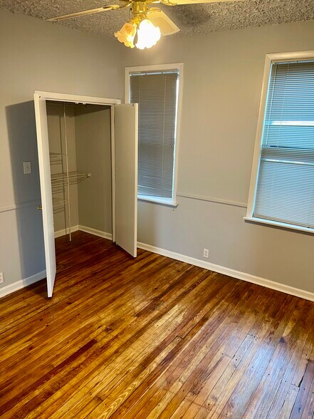 Building Photo - 3020 Kenyon Ave
